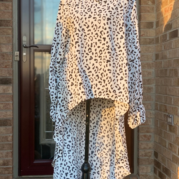 BLACK & WHITE ANIMAL PRINT RUFFLED DIP HEM BLOUSE - Picture 4 of 8